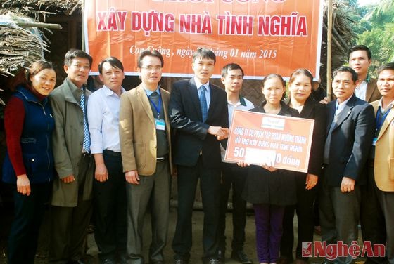 Trao tiền hỗ trợ gia đình chị Lê Thị Thuyền