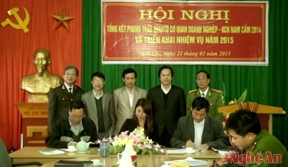 Đại diện các công ty, doanh nghiệp Khu CN Nam Cấm ký cam kết đảm bảo ANTT trên địa bàn.