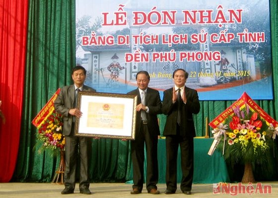 Đại diện sở Văn hóa Thông tin trao bằng công nhận di tích lịch sử cấp tỉnh cho xã Quỳnh Bảng