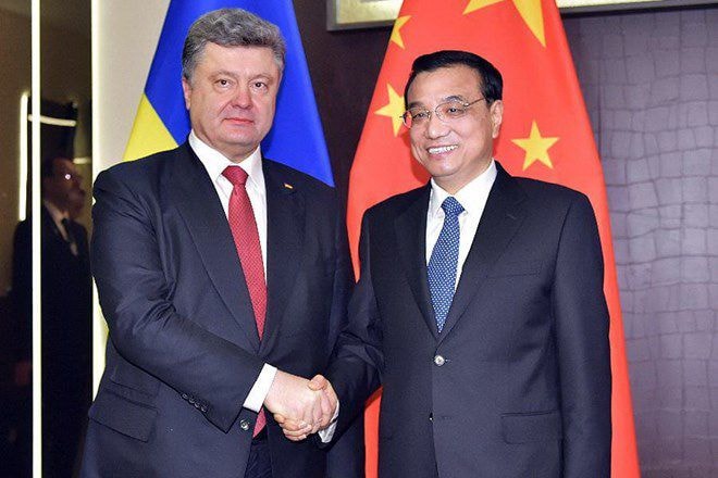 Thủ tướng Trung Quốc (phải) và Tổng thống Ukraine tại Davos ngày 21/1. (Nguồn: Xinhua)