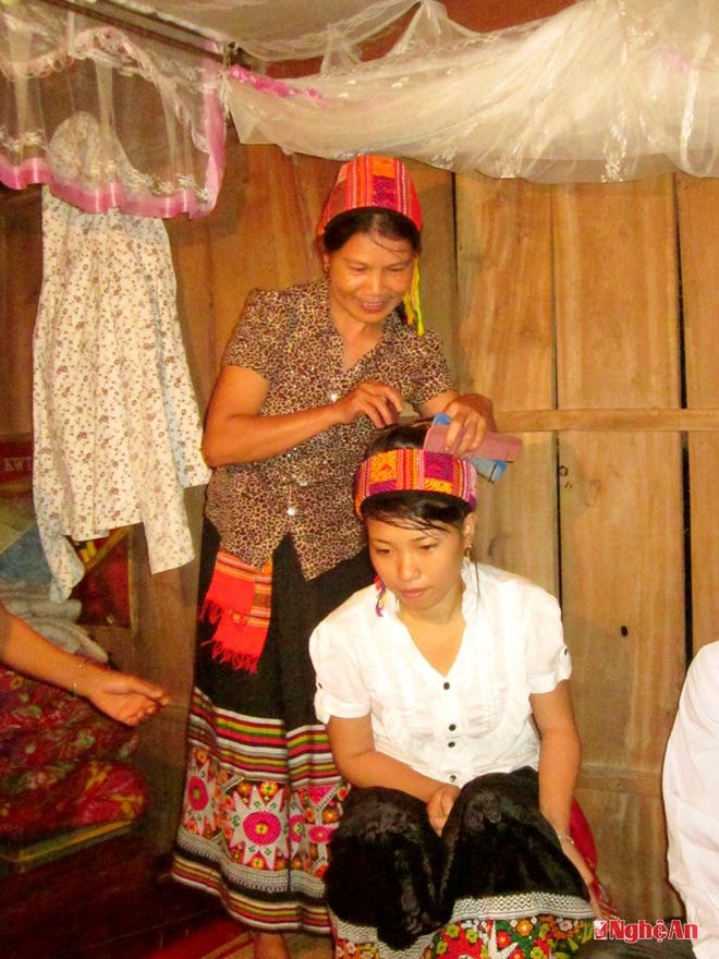 Bà mối làm lễ cài trâm trong ngày cưới