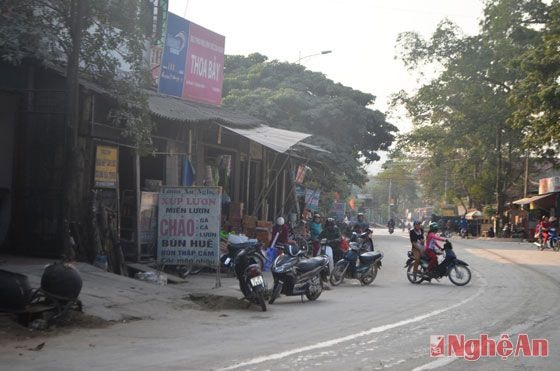 Biển hiệu vẫn được dựng trên vỉa hè đoạn đường qua thị trấn Tân Lạc, Quỳ Châu