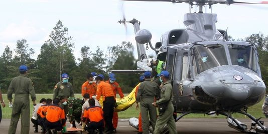   Các thi thể mới tìm thấy sẽ được đưa về PangKalan Bun, một thành phố có sân bay gần với khu vực tìm kiếm nhất. Ảnh: AFP/Yudha Manx Tìm thấy thêm các nạn nhân của vụ tai nạn máy bay Air Asia Gần 1 tháng đã trôi qua kể từ khi chiếc máy bay của hãng hàng không Indonesia rơi xuống biển Java, công việc tìm kiếm các nạn nhân và phần thân chiếc máy bay vẫn đang tiếp tục được tiến hành. Thứ 5 ngày 22/1, các thợ lặn thông báo họ đã tìm thêm được 6 hành khách xấu số của trên chuyến bay A320-200. Thứ năm, ông S.B Supriyadi - người đứng đầu cơ quan tìm kiếm cứu nạn của Indonesia thông báo “Chúng tôi đã tìm thấy 6 nạn nhân trong đó có 4 phụ nữ và 2 người đàn ông, tất cả đều là người lớn”. Ông Supriyadi  cho biết đội tìm kiếm phát hiện ra trong số các mảnh vỡ của chiếc máy bay có 6 người đang trong tình trạng bị buộc vào ghế của mình.  Các thi thể mới tìm thấy sẽ được đưa về PangKalan Bun, một thành phố có sân bay gần với khu vực tìm kiếm nhất. Tính cho đến thời điểm này, người ta mới chỉ tìm thấy 59 nạn nhân trên tổng số 162 hành khách. Các nhà chức trách cho biết, thời tiết xấu khiến cho công việc tìm kiếm trở nên rất khó khăn. Theo ông Supriyadi, cho tới hôm thứ 5, do các dòng nước ngầm tại khu vực máy bay gặp nạn chảy rất mạnh nên các thợ lặn vẫn chưa thể tiếp cận được phần thân của chiếc máy bay. Hồi cuối tuần vừa rồi, sau khi đẩy mạnh các cuộc tìm kiếm ở vùng nước nông của biển Java, một chiếc tàu chiến đã phát hiện phần thân của chiếc máy bay A320-200 nằm ở dưới đáy biển của khu vực này. Người ta cũng tìm thấy hộp đen của chiếc máy bay và chuyển đến cho các nhà điều tra nhằm nghiên làm rõ nguyên nhân vụ tai nạn.  Nguyên nhân của vụ tai nạn được đưa ra sau đó một vài ngày. Hôm thứ 3, Bộ trưởng Bộ Giao thông vận tải Ignasisus Jonan cho biết, theo như các số liệu lấy ra từ hộp đen, vụ tai nạn xảy ra là do chiếc máy bay đã bay quá nhanh trước khi hạ cánh và sau đó bị hỏng trên biển. Lúc đó, chiếc máy bay Airbus A320-200 cũng phải đối mặt với thời tiết rất xấu.  Ngày 28/12 đã trở thành ngày đen tối nhất trong lịch sử của hãng hàng không Air Asia khi chiếc máy bay Airbus mang số hiệu A320-200 biến mất khỏi màn hình radar sau nửa giờ cất cánh. Được biết, chiếc máy bay xuất phát từ thành phố Surabaya mang theo 162 hành khách đến Singapore. Tuy nhiên, chiếc máy bay này đã không bao giờ có thể hoàn thành được hành trình của mình thêm một lần nào nữa. Chu Thanh – theo LeMonde 22/1