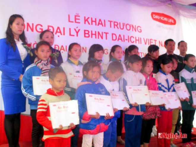 Trao nhọc bổng học học sinh khó khăn học giỏi