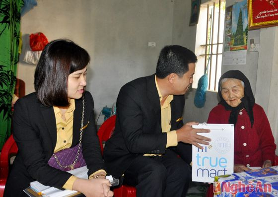 Trao tặng cho mẹ Nguyễn Thị Duân xóm 6, Nghi Mỹ, Nghi Lộc