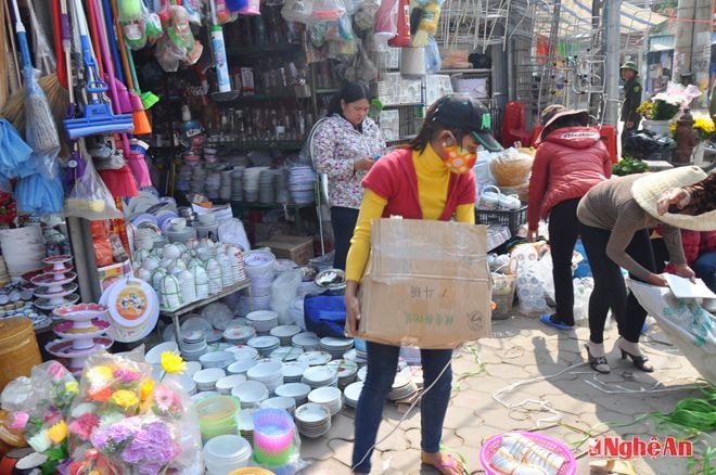 Người dân Thị trấn Đô Lương chuyển hàng hóa vào trong ki ốt