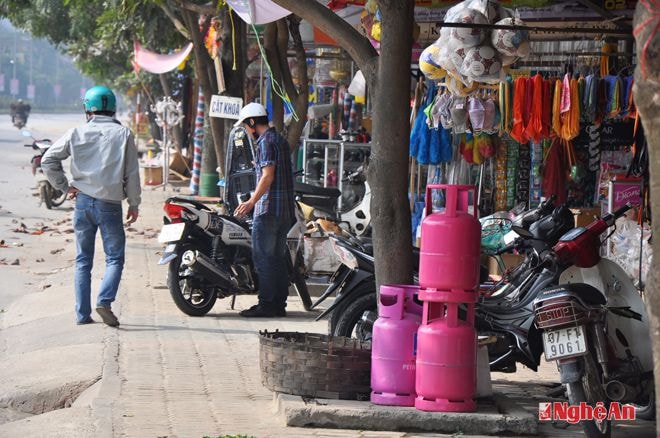 Một số hộ kinh doanh gần chợ Anh Sơn tái lấn chiếm vỉa hè