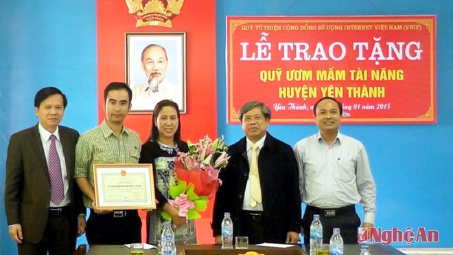 Lãnh đạo huyện trao hoa, quà cảm ơn hội