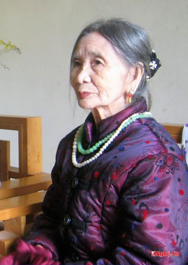 Nghệ nhân dân gian Nguyễn Thị Am (83 tuổi), ở xóm 7, xã Quỳnh Hậu  (Quỳnh Lưu). 