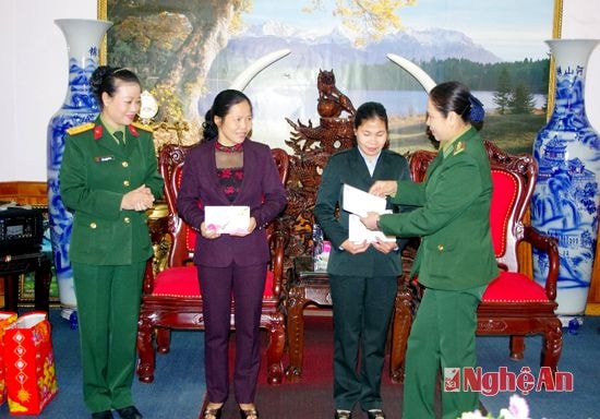 Hội phụ nữ Quân đội phụ nữ BĐBP tặng quà 2 Hội viên PN có hoàn cảnh gia đình khó khăn