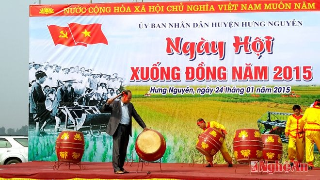 Đồng chí Hoàng Văn Phi đánh trống khai hội