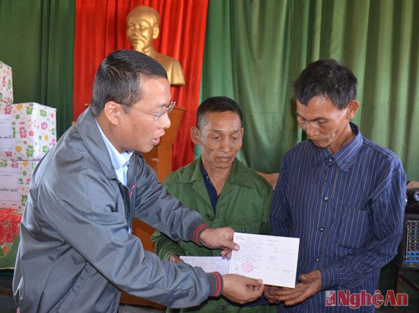 Lãnh đạo Sở GTVT Nghệ An trao tặng sổ tiết kiệm cho 2 hộ nghèo.