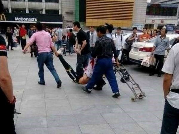  Hiện trường một vụ tấn công bằng dao giữa phố ở Trung Quốc. Ảnh minh họa. (Nguồn: 163.com)