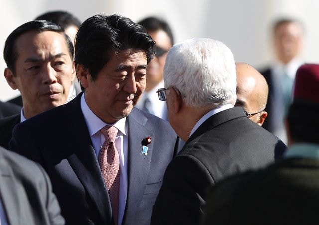 Thủ tướng Nhật Shinzo Abe và Tổng thống Palestine Mahmoud Abbad ngày 20/1.