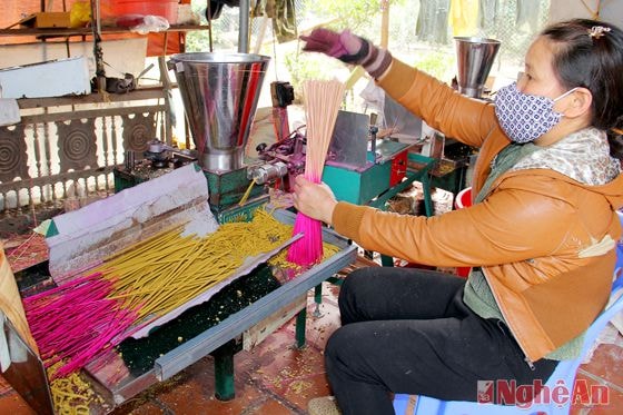 Xưởng làm hương của gia đình anh Lê Văn Việt .