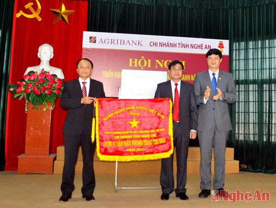 Đồng chí Lê Xuân Đại trao Cờ thi đua của Thống đốc cho NH NN&PTNN chi nhánh Nghệ An
