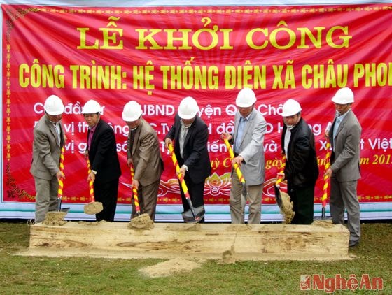 Lãnh đạo huyện và nhà thầu khởi công công trình