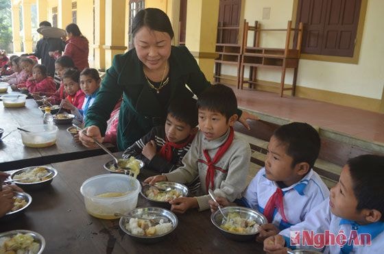 Cô giáo Mai Thị Quang, Hiệu trưởng nhà trường chia sẻ, mặc dù phải về muộn hơn, các giáo viên cũng phải nấu bữa trưa cho gia đình nhưng ai cũng thấy vui và hạnh phúc khi ở lại lo cho các em học sinh nghèo