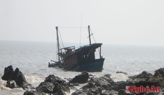 Tàu bị nạn gác ngang trên đá ngầm,  cùng với thủy triều xuống nên việc lai dắt gặp nhiều khó khăn