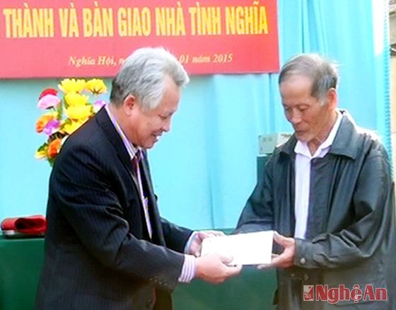 Trao tiền hỗ trợ cho ông Võ Văn Sơ