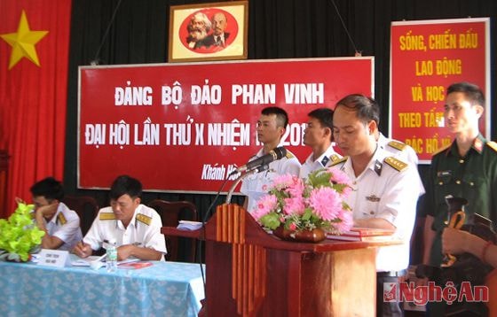 Ban kiểm phiếu làm việc