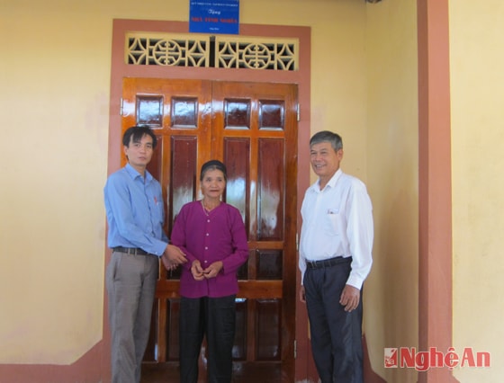 Trao nhà tình nghĩa cho bà Nguyễn Thị Thìn (xóm 6A xã Nghĩa Mai), ngày 22/10. Ảnh: Minh Thái