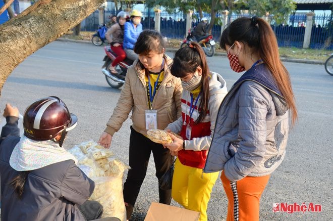 Công nhân KCN Bắc Vinh đi chợ sau giờ tan ca.