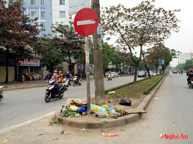Rác vứt bừa bãi tại biển báo giao thông  giữa đường Phan Bội Châu.
