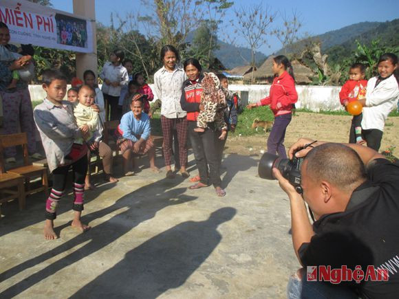 Tình nguyện viên chụp ảnh miễn phí cho người dân bản Khe Búng