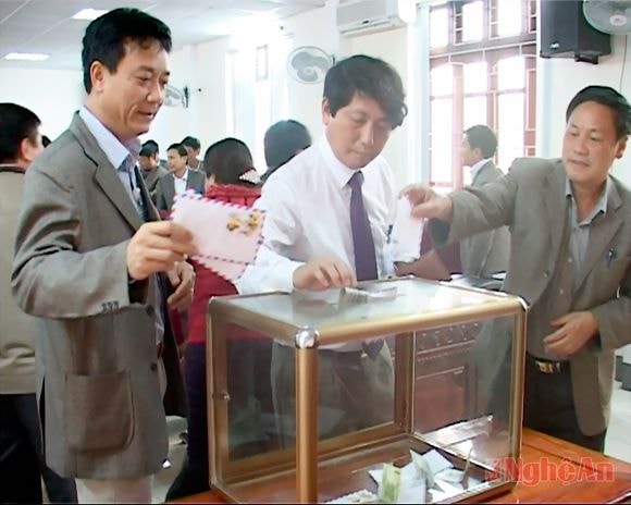 Các đồng chí lãnh đạo huyện Nghĩa Đàn quyên góp ủnghộ.