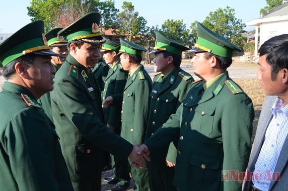 Cán bộ chiến sỹ đồn Keng Đu đón đoàn