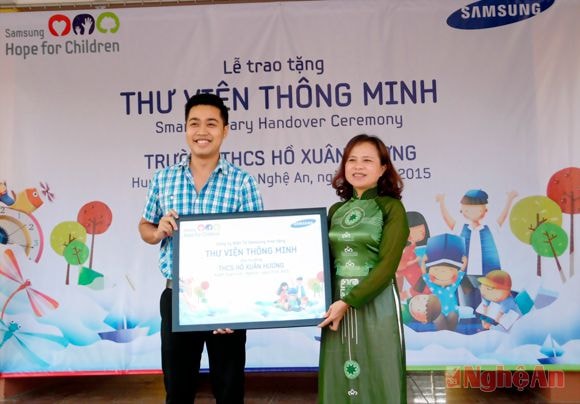 Đại diện của Công ty TNHH Điện tử Samsung Vina trao tặng “Thư viện thông minh” cho Trường THCS Hồ Xuân Hương