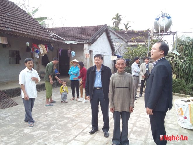 Bí thư huyện ủy khảo sát thực tế để xây dựng nhà tình nghĩa