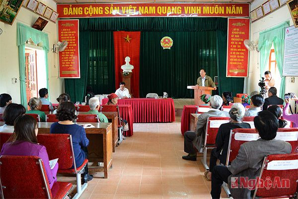 Đồng chí Pham Văn Tấn phát biểu với bà con xã Châu Bính