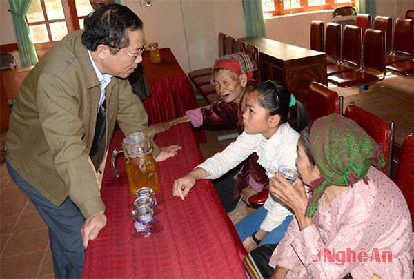 Đồng chí Phạm Văn Tấn thăm hỏi ân cần các hộ có hoàn cảnh đặc biệt  khó khăn