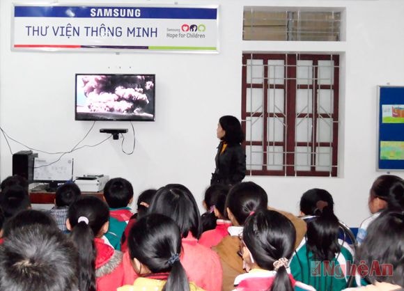 Học sinh trường THCS Hồ Xuân Hương tham gia giờ học ở thư viện thông minh.