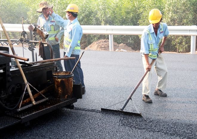 Hiện, các công nhân cấp tập hoàn thiện những khâu cuối cùng như thảm nhựa mặt đường, vẽ vạch vôi làn đường...