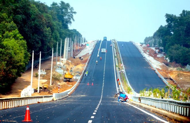 Toàn bộ 55 km của cao tốc TP HCM - Long Thành - Dầu Giây sẽ được thông tuyến. Khi đó, đoạn đường từ TP HCM đi Ngã ba Dầu Giây (quốc lộ 1 và hướng đi Liên Khương) sẽ chỉ còn 50 km với thời gian một tiếng thay vì 70 km và mất đến 3 giờ do thường xuyên bị ùn tắc.