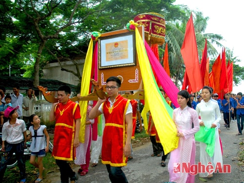 Lễ đón nhận bằng Di tích lịch sử cấp tỉnh của đền Đệ Nhất, ngày 20/7/2014. Ảnh: Cảnh Yên