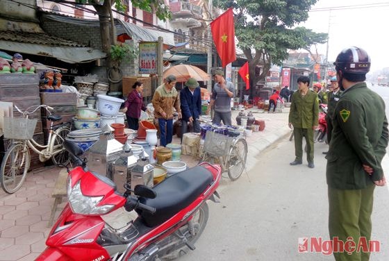 Tuyên truyền nhắc nhở các hộ dân tự thu dọn đồ vật bày bán trên vỉa hè
