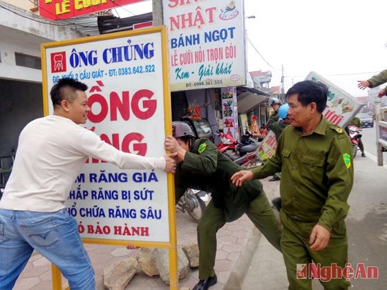 Người dân tranh dành biển quảng cáo với lực lượng công an