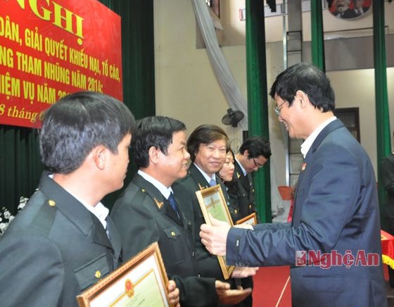 Đồng chí Lê Xuân Đại trao bằng khen của Tổng thanh tra chính phủ cho các tập thể, cá nhân có thành tích xuất sắc trong năm 2014