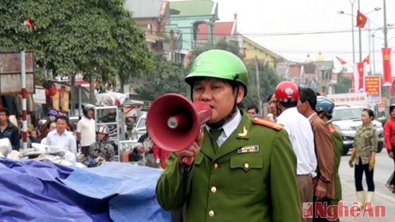 Công an huyện Nghi Lộc tham gia sơ tán tài sản của các hộ dân, giải tỏa ùn tắc giao thông và tổ chức bảo vệ tài sản của nhân dân