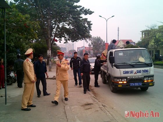 Lực lượng công an huyện, công an thị trấn tham gia giải tỏa hành lang giao thông