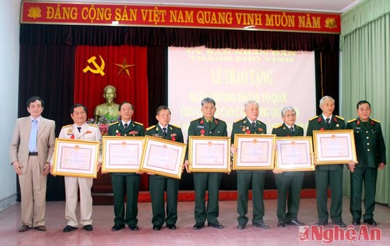 Trao Huân chương Bảo vệ Tổ quốc cho các đồng chí cán bộ cao cấp nghỉ hưu