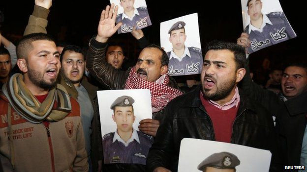 Những người ủng hộ Kasasbeh đã kêu gọi chính phủ đồng ý trao đổi tù nhân.Ảnh: Reuters