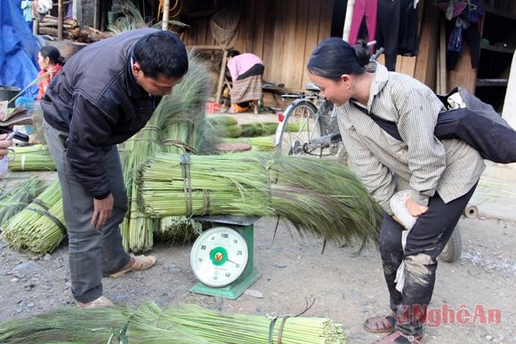 Cân đót bán cho các tiểu thương.