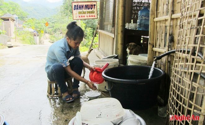 Người dân ở bản Phòng, xã Thạch Giám sử dụng nước sinh hoạt tự chảy từ Nhà máy nước Thị trấn Hòa Bình.