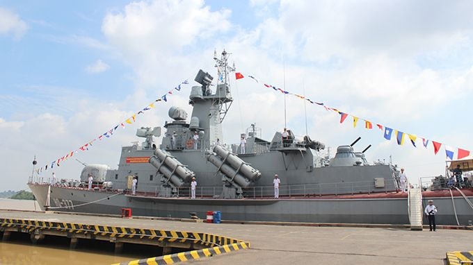 Tuy tàu chỉ có kích cỡ nhỏ, nhưng hỏa lực con tàu đủ sức đánh chìm những chiến hạm lớn hơn nó gấp nhiều lần. Molniya được trang bị hệ thống tên lửa hành trình chống tàu Kh-35 Uran-E với 16 đạn tên lửa được bố trí ở 4 bệ phóng 2 bên sườn tàu.
