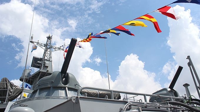 Ngoài ra, tàu còn trang bị hệ thống radar trinh sát mặt nước, hệ thống điều khiển hỏa lực (pháo, tên lửa), hệ thống đối phó điện tử… Trong ảnh: Hai khẩu pháo ở phía sau của tàu HQ-377.